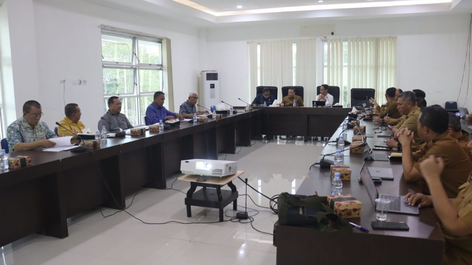 DPRD Provinsi Gorontalo intensifkan pembahasan Ranperda SOTK untuk Efisiensi Organisasi Pemerintah.(Foto : HUMAS DPRD)