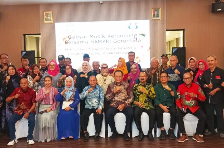 Suasan foto bersama dalam kegiatan Gebyar Musik Keroncong yang digelar oleh HAMKRI cabang Gorontalo di Hulondhalo Ballroom, Sabtu (8/11/2025) malam.(Foto : Dok. Ist.)