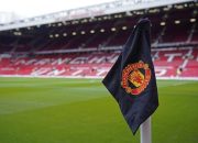 Bendera sepak pojok berlogo Manchester United di Old Trafford. (Foto : AP Photo/Dave Thompson)