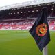 Bendera sepak pojok berlogo Manchester United di Old Trafford. (Foto : AP Photo/Dave Thompson)