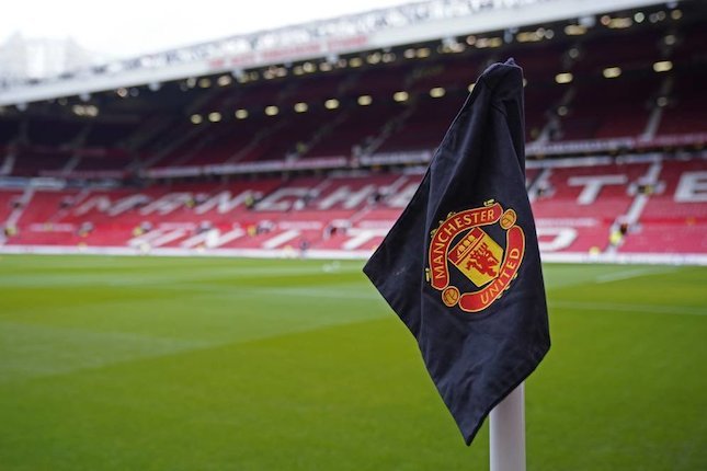 Bendera sepak pojok berlogo Manchester United di Old Trafford. (Foto : AP Photo/Dave Thompson)