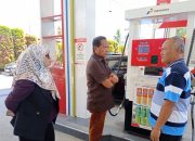 Wakil Ketua DPRD Provinsi Gorontalo, Ridwan Monoarfa, meninjau penerapan sistem kupon di SPBU Suwawa. (Foto : Dok. Humas DPRD)
