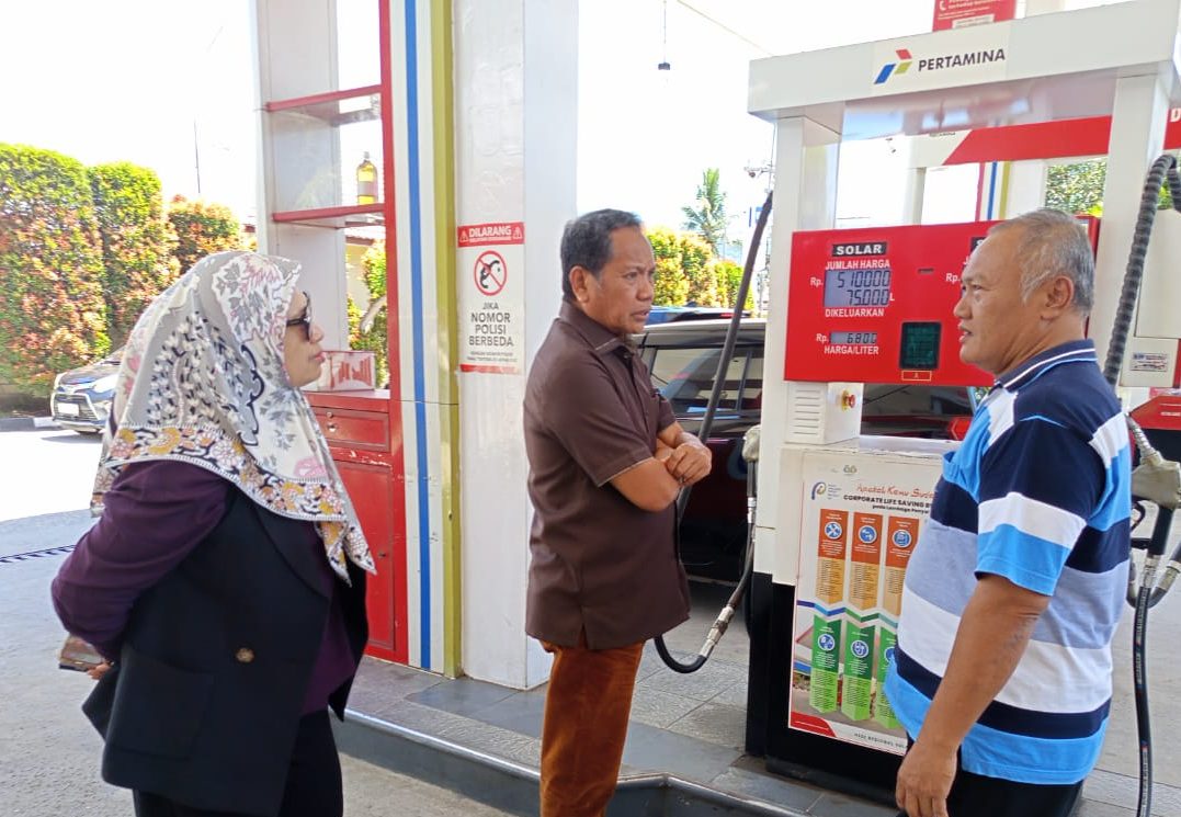 Wakil Ketua DPRD Provinsi Gorontalo, Ridwan Monoarfa, meninjau penerapan sistem kupon di SPBU Suwawa. (Foto : Dok. Humas DPRD)