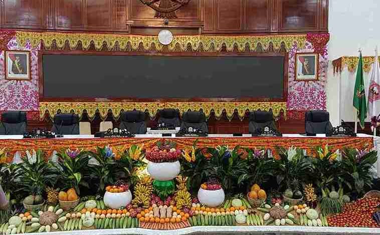 Panitia pelaksana menghadirkan konsep dekorasi bertema “Come Back to Nature” menjelang Rapat Paripurna Istimewa HUT ke-25 Provinsi Gorontalo Kamis (4/12/2025). (Foto : Dok. Ist.)