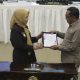 Wakil Ketua II DPRD, Laode Haimudin saat menyerahkan langsung dokumen rekomendasi kepada Wakil Gubernur Gorontalo, Idah Syahidah Rusli Habibie. (Foto : HUMAS DPRD)
