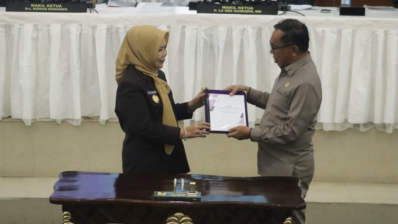 Wakil Ketua II DPRD, Laode Haimudin saat menyerahkan langsung dokumen rekomendasi kepada Wakil Gubernur Gorontalo, Idah Syahidah Rusli Habibie. (Foto : HUMAS DPRD)