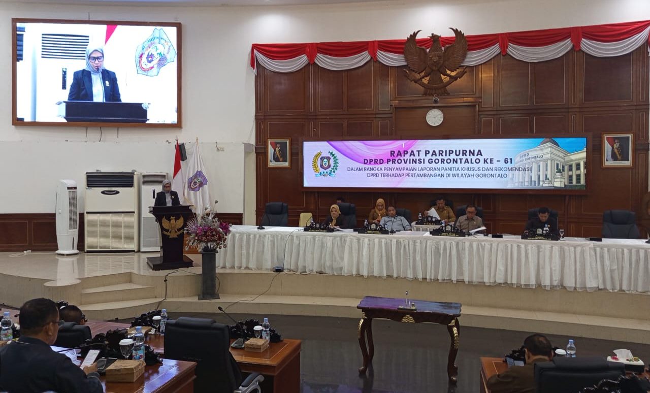 Ketua Pansus Pertambangan, Meyke Camaru saat memaparkan laporannya. (Foto : HUMAS DPRD)