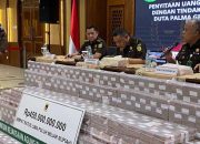 Penampakan uang tunai Rp 450 miliar yang disita Kejaksaan Agung dari PT Asset Pacific terkait korupsi dan pencucian uang PT Duta Palma Group di Indra Giri Hulu. (Foto : CNN Indonesia/Taufiq Hidayatullah)