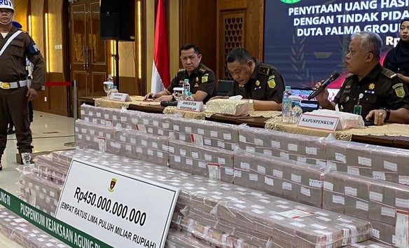 Penampakan uang tunai Rp 450 miliar yang disita Kejaksaan Agung dari PT Asset Pacific terkait korupsi dan pencucian uang PT Duta Palma Group di Indra Giri Hulu. (Foto : CNN Indonesia/Taufiq Hidayatullah)