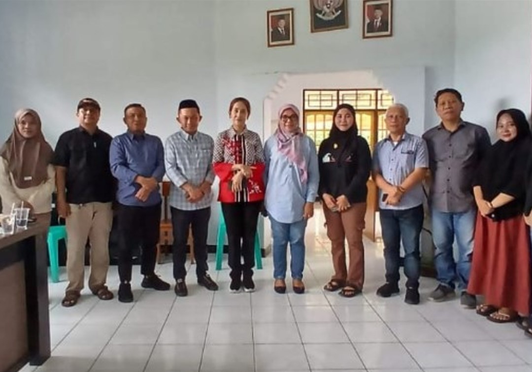 Suasana foto bersama saat Komisi I DPRD Provinsi Gorontalo melakukan sidak di Desa Sejahtera, Kecamatan Bulango, Kabupaten Bone Bolango pada Minggu (7/12/2025). (Foto : Dok. HUMAS DPRD)