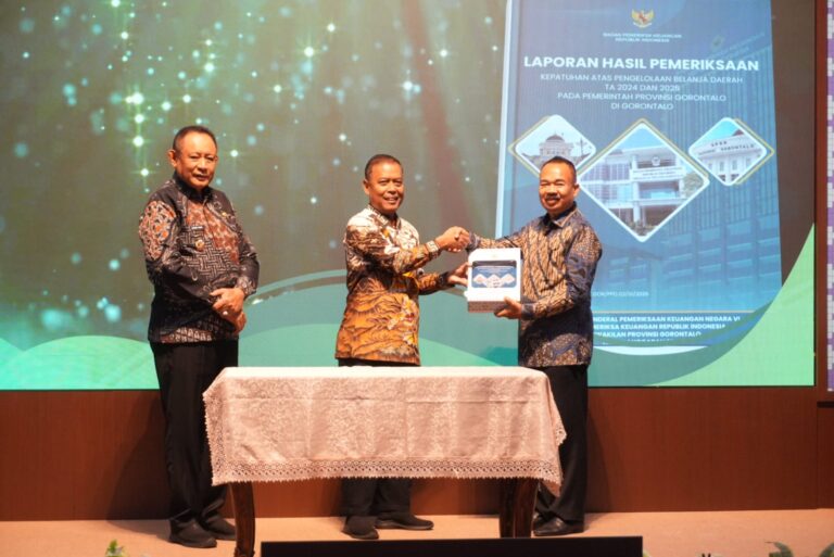 Penyerahan Laporan Hasil Pemeriksaan (LHP) Kepatuhan atas Pengelolaan Belanja Daerah TA 2024–2025 dari BPK RI kepada Pemerintah Provinsi Gorontalo.(Foto : Dok. Ist.)