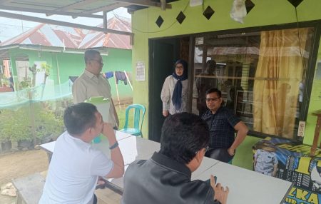 Komisi IV DPRD Provinsi Gorontalo saat melakukan  peninjauan langsung penerima bantuan UEP di Desa Bualemo, Kecamatan Kwandang, Kabupaten Gorontalo Utara, Kamis (19/2/2026). (Foto : Dok. Ist.)