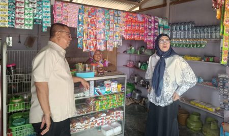 Komisi IV DPRD Provinsi Gorontalo saat melakukan  peninjauan langsung penerima bantuan UEP di Desa Bualemo, Kecamatan Kwandang, Kabupaten Gorontalo Utara, Kamis (19/2/2026). (Foto : Dok. Ist.)