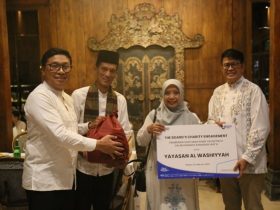 Penyerahan santunan
diwakili oleh Pejabat Eksekutif Aestika Oryza Gunarto dan Komisaris Independen Hari Siaga Amijarso.