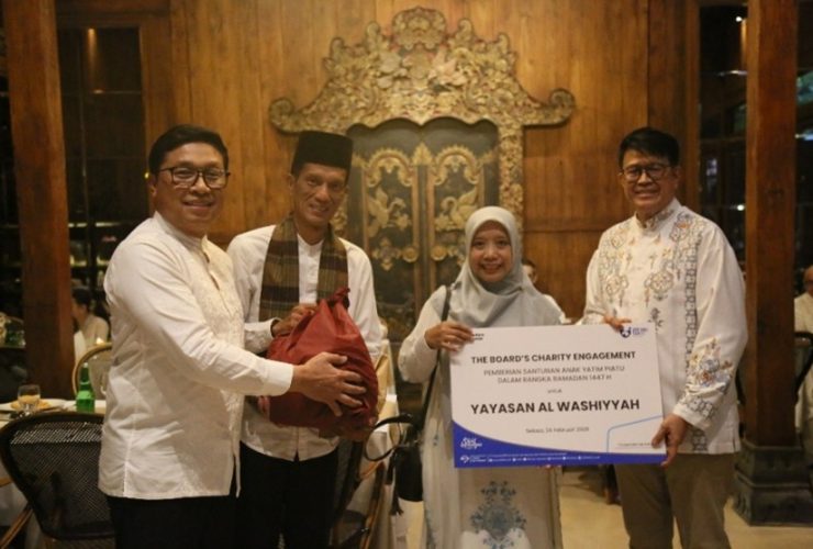                  Penyerahan santunan
diwakili oleh Pejabat Eksekutif Aestika Oryza Gunarto dan Komisaris Independen Hari Siaga Amijarso.    