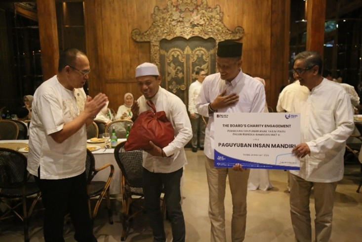                  Penyerahan santunan
diwakili oleh Pejabat Eksekutif Aestika Oryza Gunarto dan Komisaris Independen Hari Siaga Amijarso.    