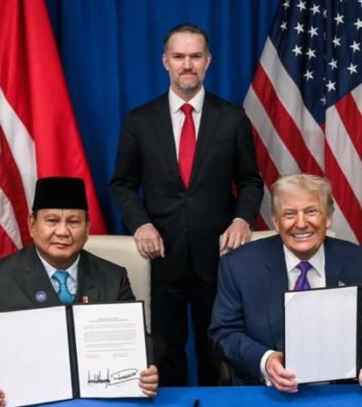 Presiden Prabowo Subianto dan Presiden AS Donald Trump resmi menandatangani tarif perdagangan resiprokal kedua negara, Kamis (19/2/2026). (Foto: Dok. Medsos Sekretariat Kabinet RI)