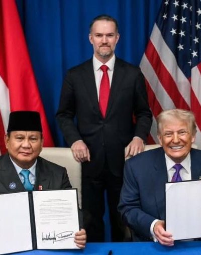Presiden Prabowo Subianto dan Presiden AS Donald Trump resmi menandatangani tarif perdagangan resiprokal kedua negara, Kamis (19/2/2026). (Foto: Dok. Medsos Sekretariat Kabinet RI)