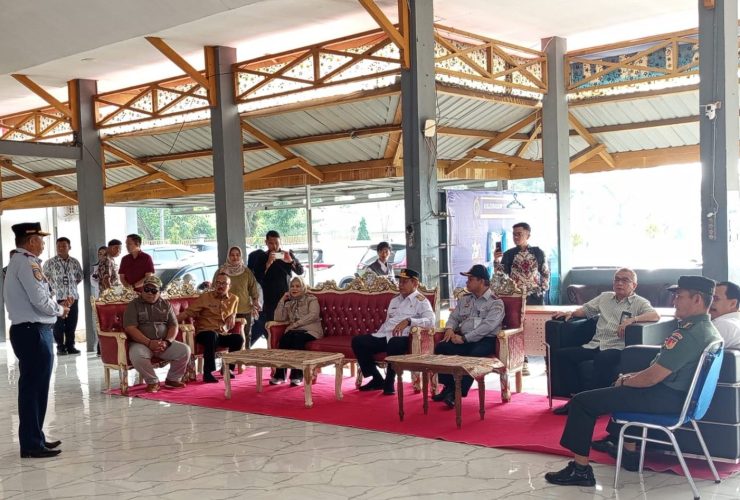 Ketua DPRD Provinsi Gorontalo, Idrus M. Thomas Mopili meninjau kesiapan arus mudik Idul Fitri 1447 H di Provinsi Gorontalo, Jumat (13/3/2026). (Foto ; Dok. HUMAS DPRD)