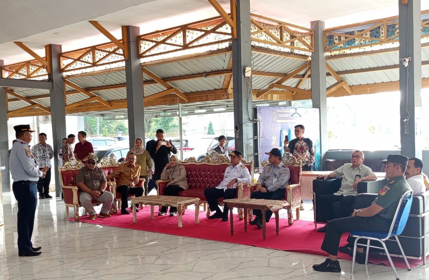 Ketua DPRD Provinsi Gorontalo, Idrus M. Thomas Mopili meninjau kesiapan arus mudik Idul Fitri 1447 H di Provinsi Gorontalo, Jumat (13/3/2026). (Foto ; Dok. HUMAS DPRD)
