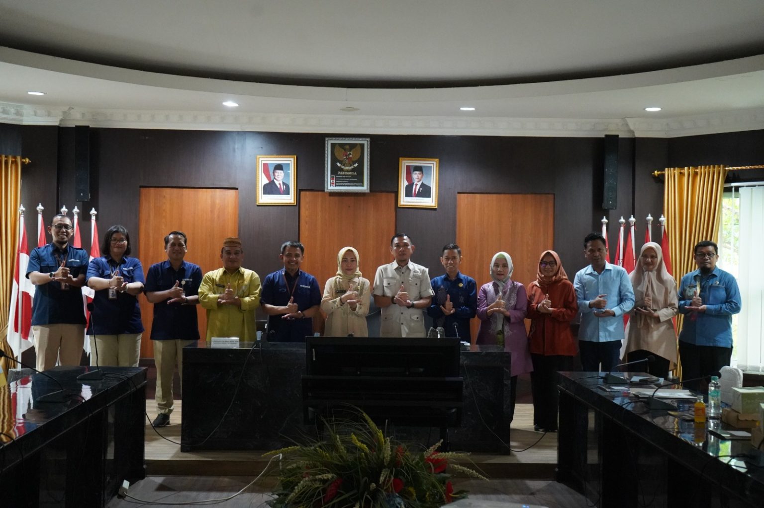 Suasana foto bersama saat Sekretaris Komisi IV DPRD Provinsi Gorontalo, Ghalib Lahidjun, menghadiri kegiatan Forum Komunikasi Pemangku Kepentingan Utama yang dirangkaikan dengan Forum Pemangku Kepentingan Provinsi Gorontalo Tahun 2026, Kamis (12/3/2026). (Foto : Dok. HUMAS DPRD)