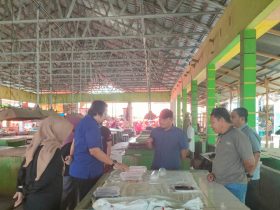 Ketua Komisi II DPRD Provinsi Gorontalo, Mikson Yapanto bersama anggota komisi saat kunjungan kerja ke beberapa pasar tradisional, salah satunya di Pasar Tradisional Kecamatan Limboto, Kabupaten Gorontalo, Selasa (17/03/2026). (Foto : Humas DPRD)