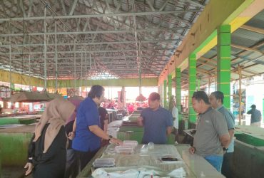 Ketua Komisi II DPRD Provinsi Gorontalo, Mikson Yapanto bersama anggota komisi saat kunjungan kerja ke beberapa pasar tradisional, salah satunya di Pasar Tradisional Kecamatan Limboto, Kabupaten Gorontalo, Selasa (17/03/2026). (Foto : Humas DPRD)
