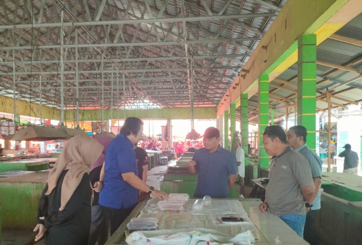 Ketua Komisi II DPRD Provinsi Gorontalo, Mikson Yapanto bersama anggota komisi saat kunjungan kerja ke beberapa pasar tradisional, salah satunya di Pasar Tradisional Kecamatan Limboto, Kabupaten Gorontalo, Selasa (17/03/2026). (Foto : Humas DPRD)
