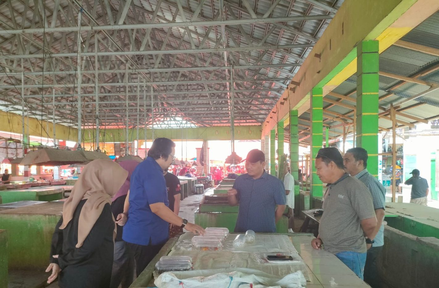 Ketua Komisi II DPRD Provinsi Gorontalo, Mikson Yapanto bersama anggota komisi saat kunjungan kerja ke beberapa pasar tradisional, salah satunya di Pasar Tradisional Kecamatan Limboto, Kabupaten Gorontalo, Selasa (17/03/2026). (Foto : Humas DPRD)