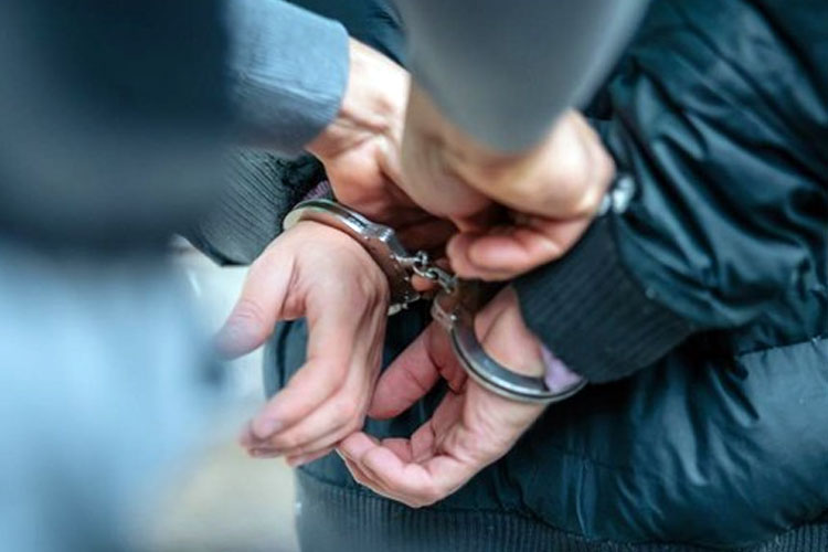 Ilustrasi ditangkap polisi. (Foto: iStock)