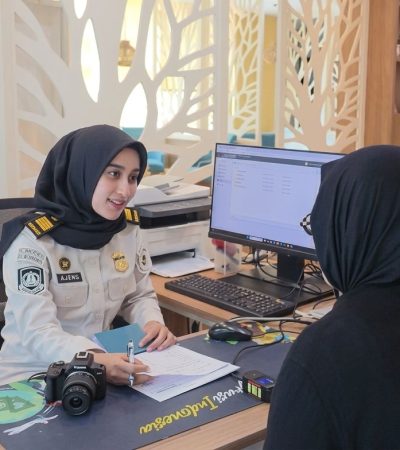 Pelayanan di Kantor Imigrasi tetap berjalan optimal meski sebagian ASN bekerja dari rumah.(Foto : Dok. Imigrasi)