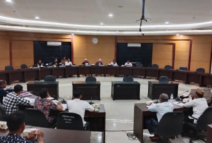 Suasana rapat dengar pendapat (RDP) di Ruang Doluhupa, DPRD Provinsi Gorontalo, Selasa (7/4/2025). (Foto : Penagar.id/Iwan Mokodompis)