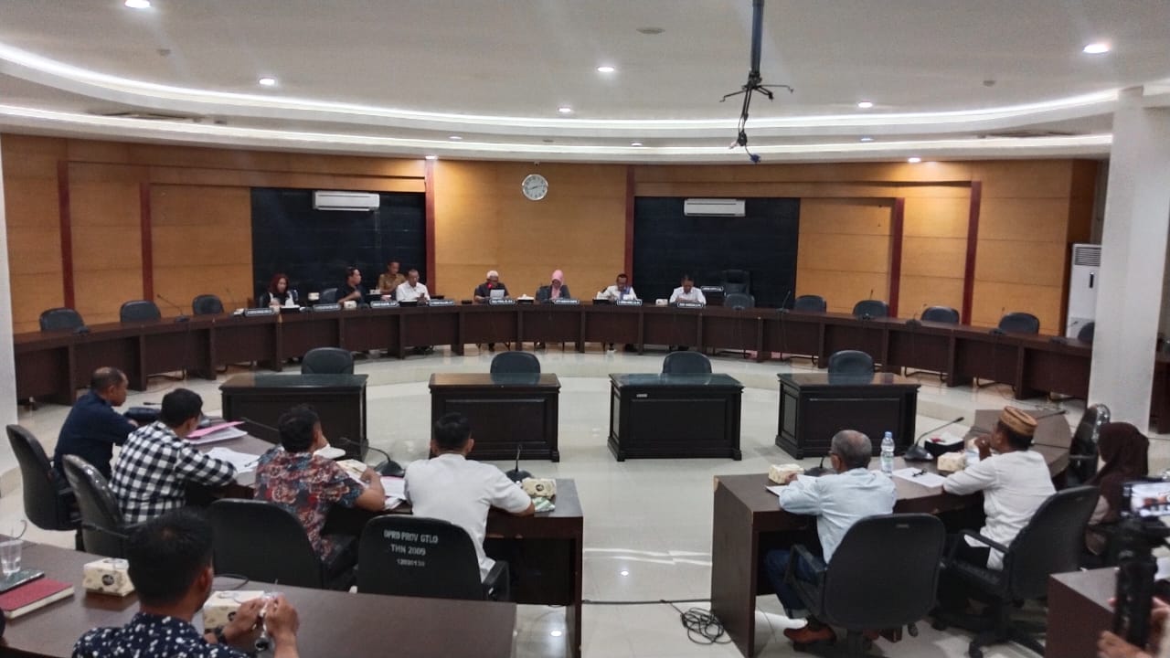 Suasana rapat dengar pendapat (RDP) di Ruang Doluhupa, DPRD Provinsi Gorontalo, Selasa (7/4/2025). (Foto : Penagar.id/Iwan Mokodompis)