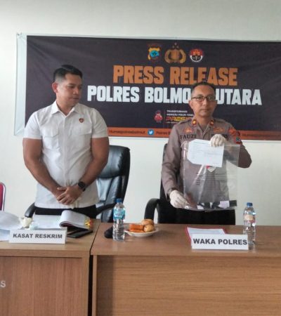 Polres Bolmut mengelar konferensi pers terkait penetapan tersangka kasus kematian di tambang emas Desa Paku Selatan, Kamis (16/4/2026).(Foto : Republish.id/Jefri Rison)