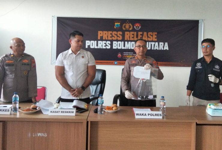 Polres Bolmut mengelar konferensi pers terkait penetapan tersangka kasus kematian di tambang emas Desa Paku Selatan, Kamis (16/4/2026).(Foto : Republish.id/Jefri Rison)