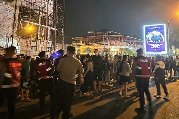 Polisi Perketat Pengamanan Pasca Kebakaran Mega Mall Manado. (Foto : Dok. Polri)