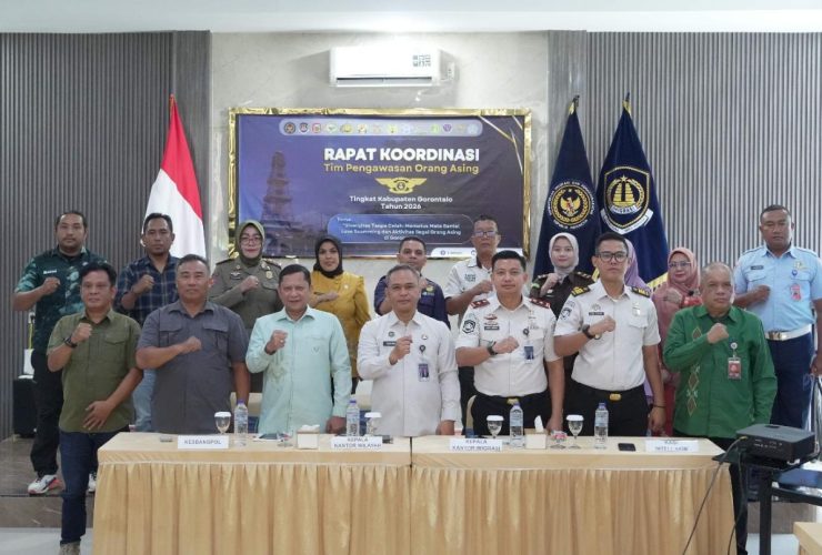 Suasana foto bersama di sela waktu Rapat Koordinasi Tim Pengawasan Orang Asing (TIMPORA) Kabupaten Gorontalo pada Kamis (7/5/2026).(Foto : Dok. Imigrasi Gorontalo)