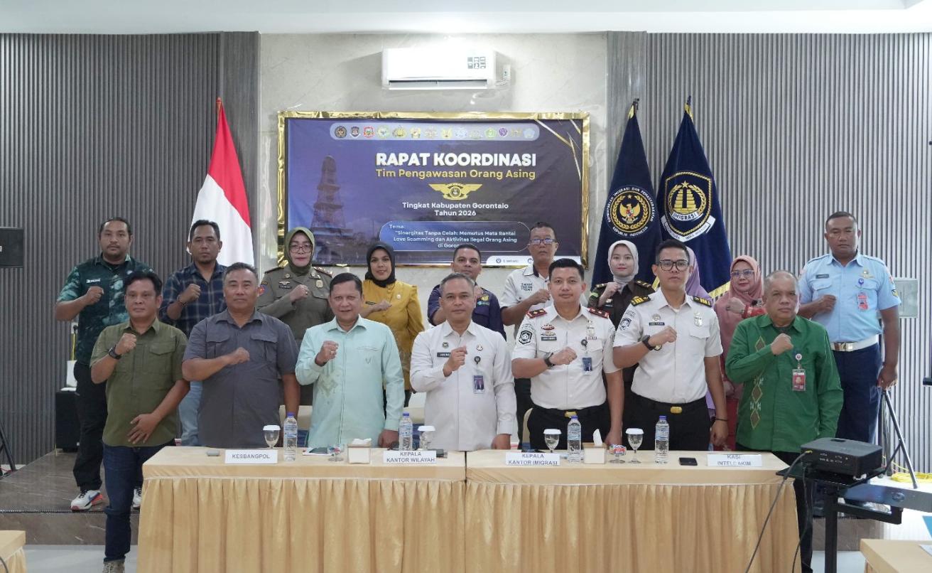 Suasana foto bersama di sela waktu Rapat Koordinasi Tim Pengawasan Orang Asing (TIMPORA) Kabupaten Gorontalo pada Kamis (7/5/2026).(Foto : Dok. Imigrasi Gorontalo)