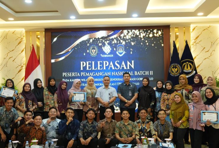 Suasana foto bersama saat pelepasan peserta Program Magang Kementerian Ketenagakerjaan (Kemnaker) Batch II, Jumat (22/05/2026).(Foto : Dok. Imigrasi Gorontalo)