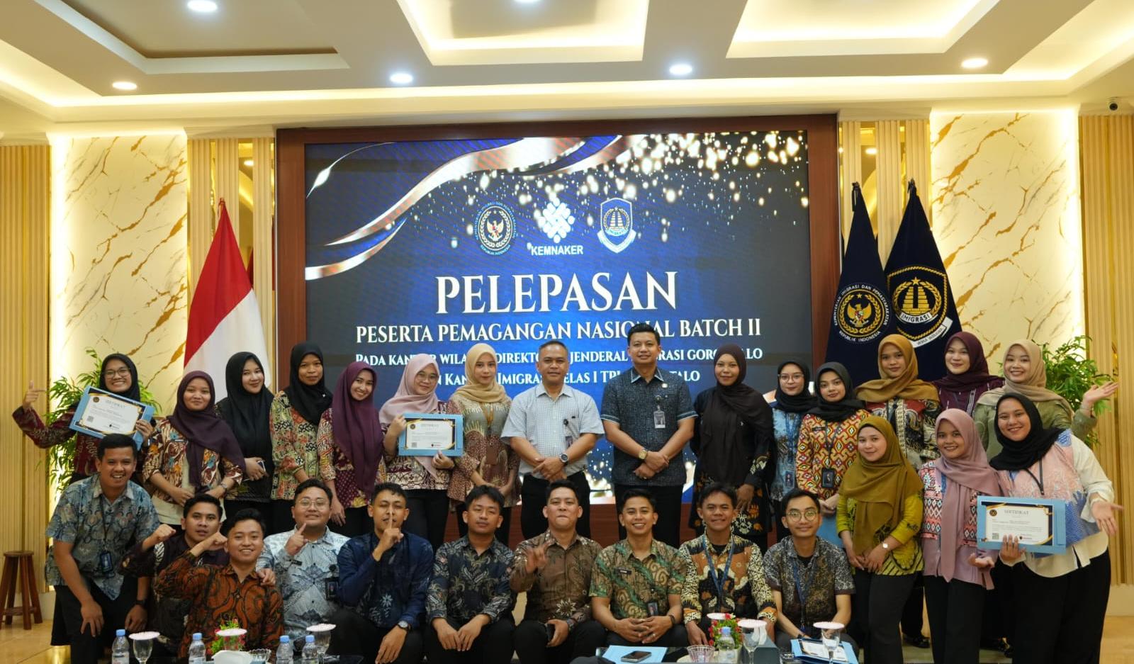 Suasana foto bersama saat pelepasan peserta Program Magang Kementerian Ketenagakerjaan (Kemnaker) Batch II, Jumat (22/05/2026).(Foto : Dok. Imigrasi Gorontalo)