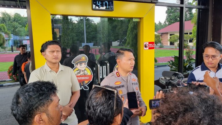 Polisi Amankan 6 Orang Usai Video Kelompok Bersajam di Tambang Bone Bolango Viral. (Foto ; Dok. Polri)