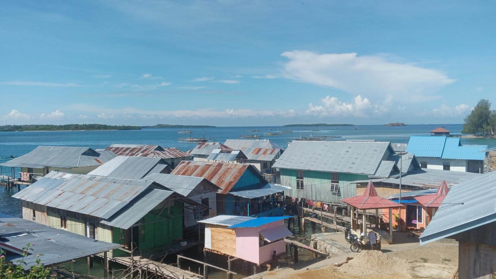 Perkampungan masyarakat Bajo di wilayah Teluk Tilamuta. (Foto : Wa Ode Saritilawa/Japesda)