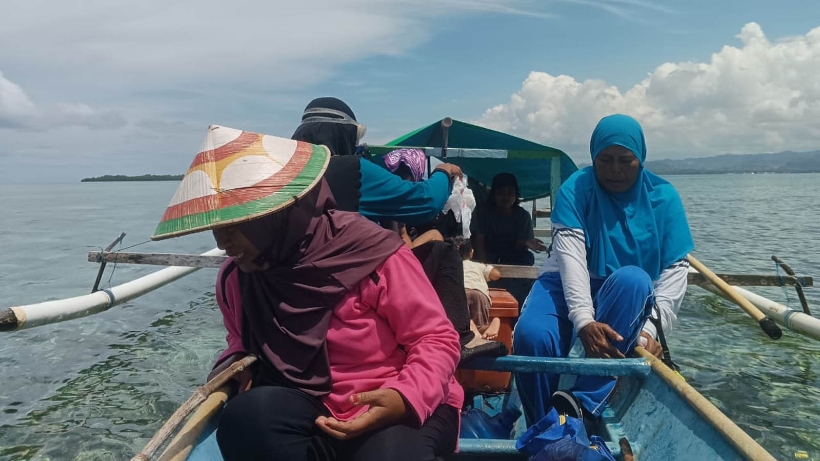 Perempuan nelayan asal Desa Bajo di Tilamuta, Kabupaten Boalemo, Provinsi Gorontalo bersiap untuk melaut. (Foto : Wa Ode Saritilawa/Japesda)