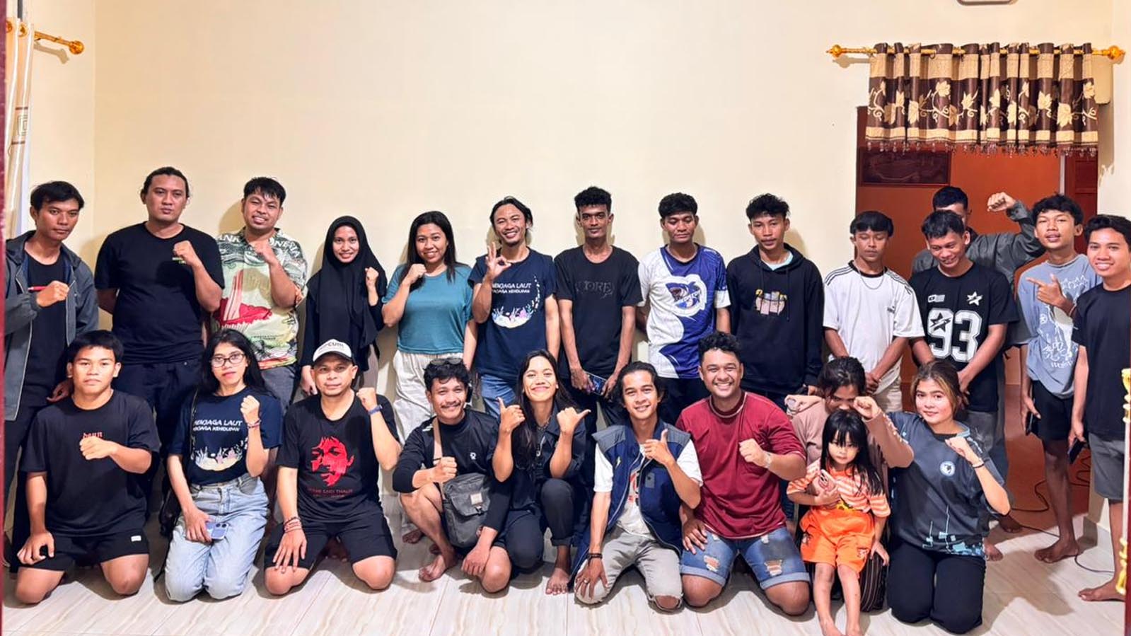 JAPESDA bersama Pemuda dan Karang Taruna Desa Bajo. Mereka menyambut baik hadirnya Sekolah Advokasi Pesisir (SADAR) yang dibentuk oleh JAPESDA.(Foto : Dok. JAPESDA)