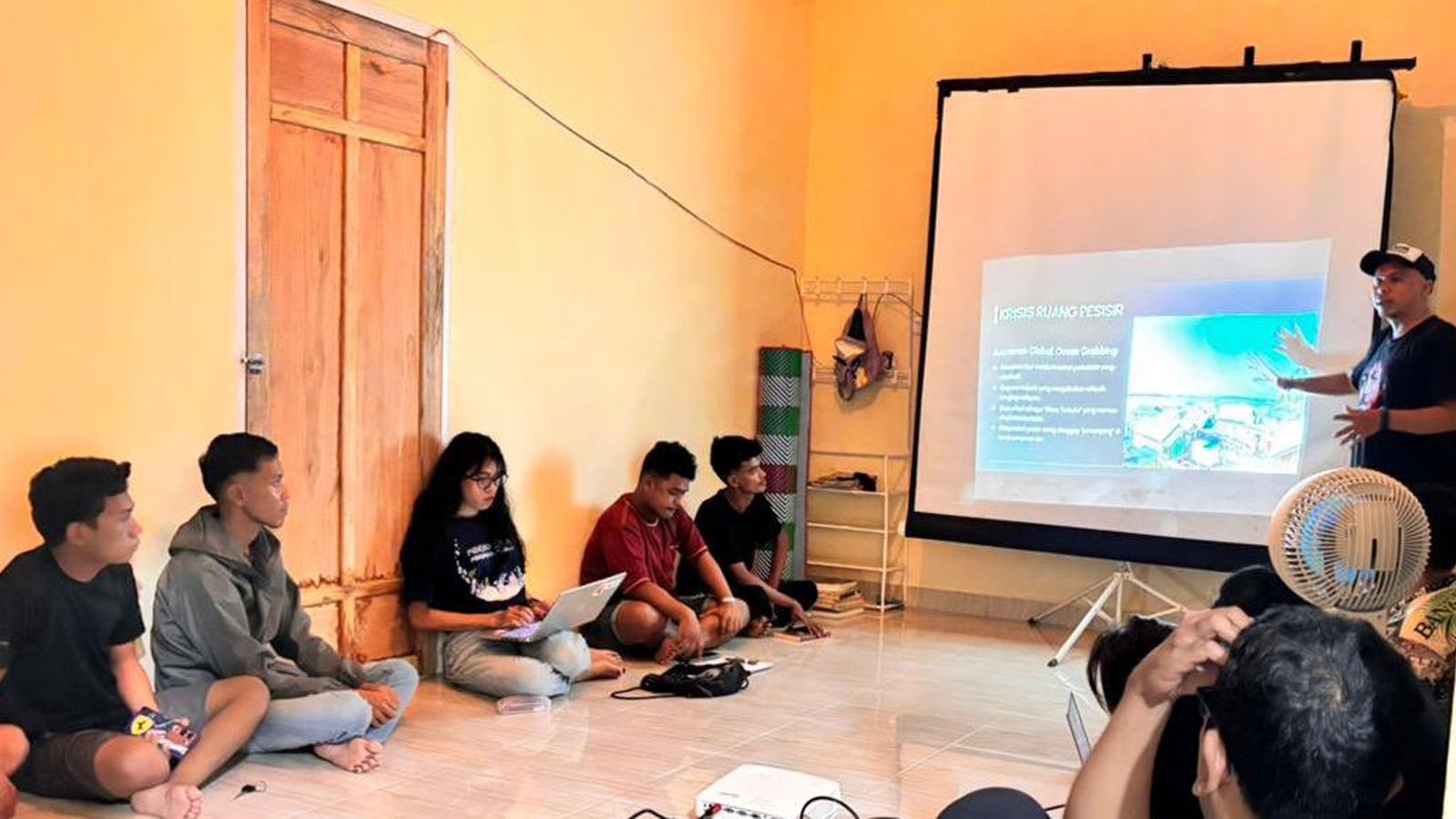 Jaring Advokasi Pengelolaan Sumber Daya Alam (JAPESDA) membentuk Sekolah Advokasi Pesisir (SADAR) di Desa Bajo.(Foto : Dok. JAPESDA)