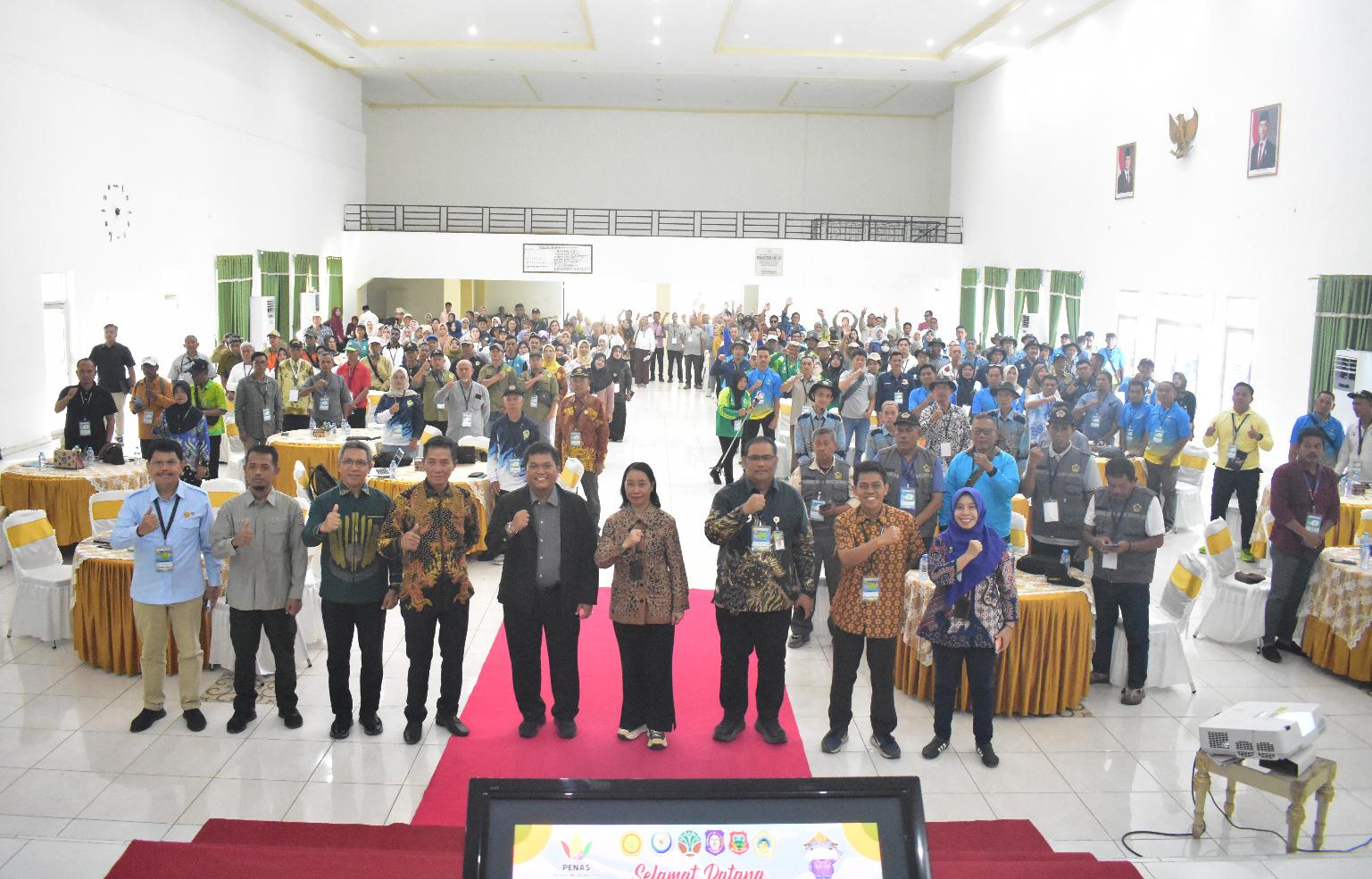 Suasana foto bersama usai pembukaan Temu Usaha Agribisnis dalam rangka Pekan Nasional (PENAS) XVII Petani dan Nelayan Tahun 2026 di Gedung Kasmat Lahay, Limboto, Kabupaten Gorontalo.(Foto : Dok. Ist.)