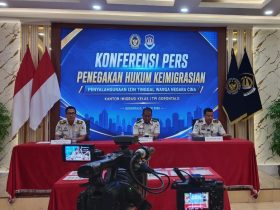 Imigrasi Kelas I TPI Gorontalo saat menyampaikan keterangan pers terkait penindakan terhadap dua warga negara China yang diduga menyalahgunakan izin tinggal di Gorontalo, Jumat (26/6/2026).(Foto : Sucipto Mokodompis/Penagar.id)
