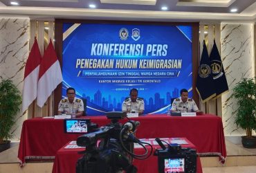 Imigrasi Kelas I TPI Gorontalo saat menyampaikan keterangan pers terkait penindakan terhadap dua warga negara China yang diduga menyalahgunakan izin tinggal di Gorontalo, Jumat (26/6/2026).(Foto : Sucipto Mokodompis/Penagar.id)