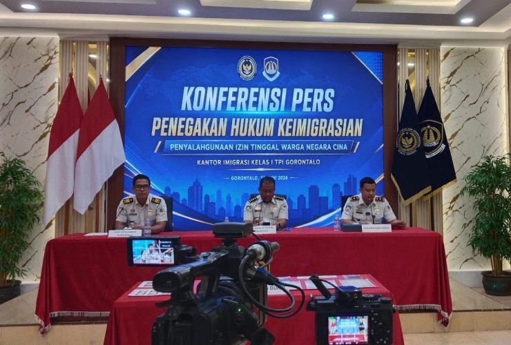 Imigrasi Kelas I TPI Gorontalo saat menyampaikan keterangan pers terkait penindakan terhadap dua warga negara China yang diduga menyalahgunakan izin tinggal di Gorontalo, Jumat (26/6/2026).(Foto : Sucipto Mokodompis/Penagar.id)