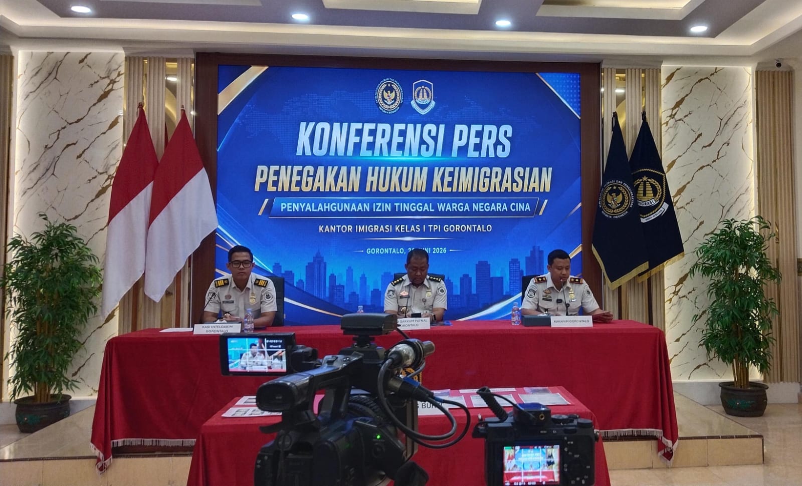 Imigrasi Kelas I TPI Gorontalo saat menyampaikan keterangan pers terkait penindakan terhadap dua warga negara China yang diduga menyalahgunakan izin tinggal di Gorontalo, Jumat (26/6/2026).(Foto : Sucipto Mokodompis/Penagar.id)